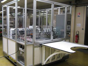 Pose d'adh&eacute;sifs, machine sp&eacute;ciale