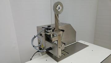 Machine d'application d'adh&eacute;sifs, t&ecirc;te unique 2