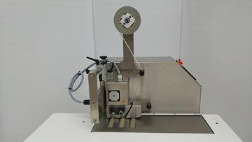 Machine d'application d'adh&eacute;sifs, t&ecirc;te unique 3