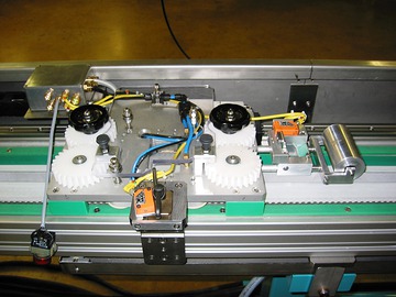 Machine de d&eacute;coupe en ligne, syst&egrave;me d'arr&ecirc;t analogique