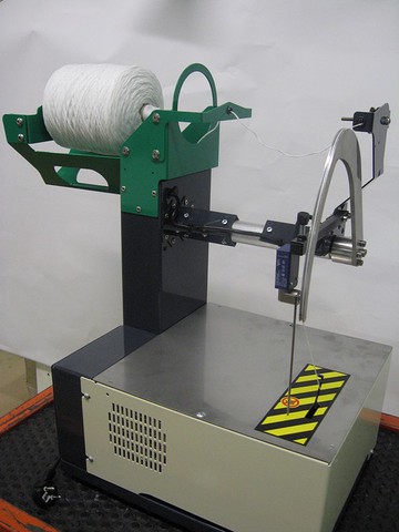 Machine automatique d'application d'elastiques