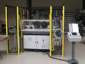 Machine de zippage d'affiches semi-automatique